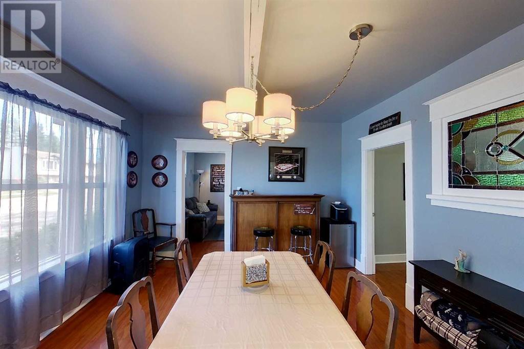 Property at 723 50 Street image 3