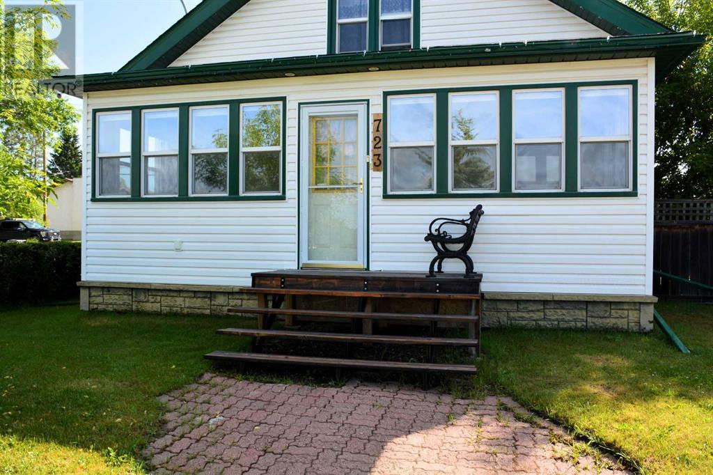 Property at 723 50 Street image 1