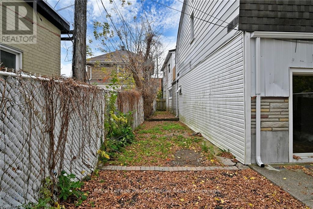 12 Wesleyan Street, Halton Hills, Ontario  L7G 2E1 - Photo 4 - W11898372