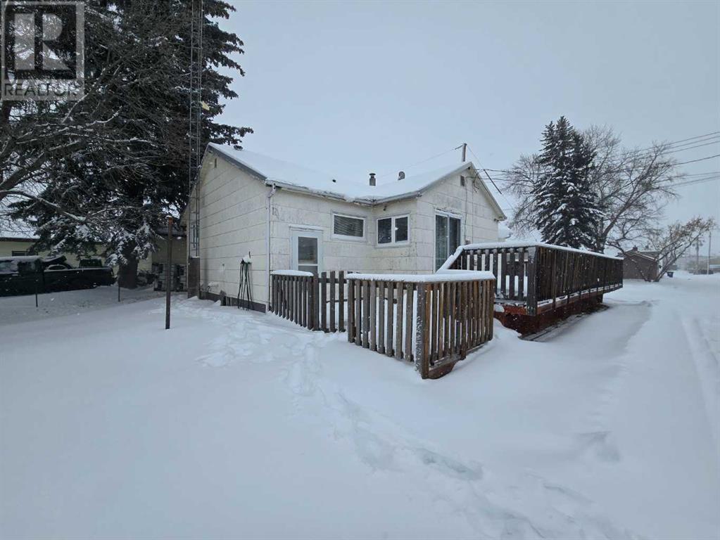 1 Selkirk Avenue, Hughenden, Alberta  T0B 0A5 - Photo 2 - A2184037