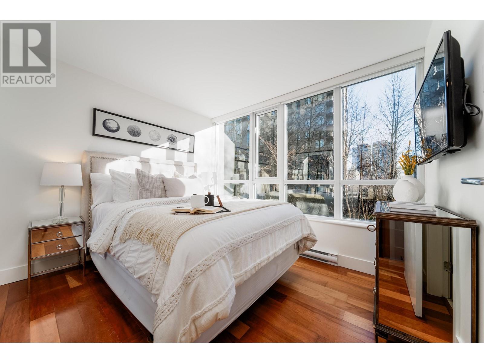 Listing Picture 12 of 40 : 1018 RICHARDS STREET, Vancouver / 溫哥華 - 魯藝地產 Yvonne Lu Group - MLS Medallion Club Member