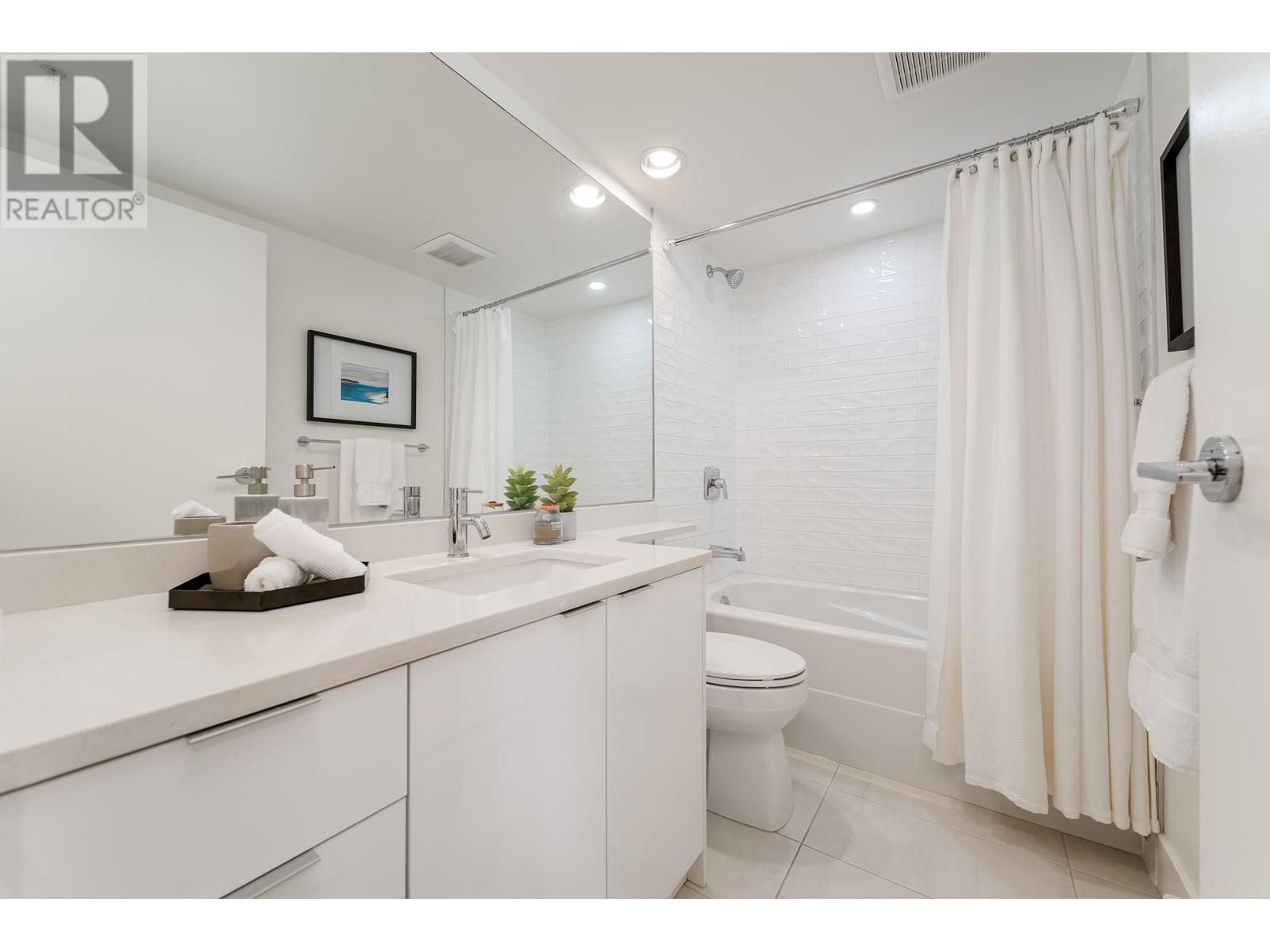 Listing Picture 17 of 40 : 1018 RICHARDS STREET, Vancouver / 溫哥華 - 魯藝地產 Yvonne Lu Group - MLS Medallion Club Member