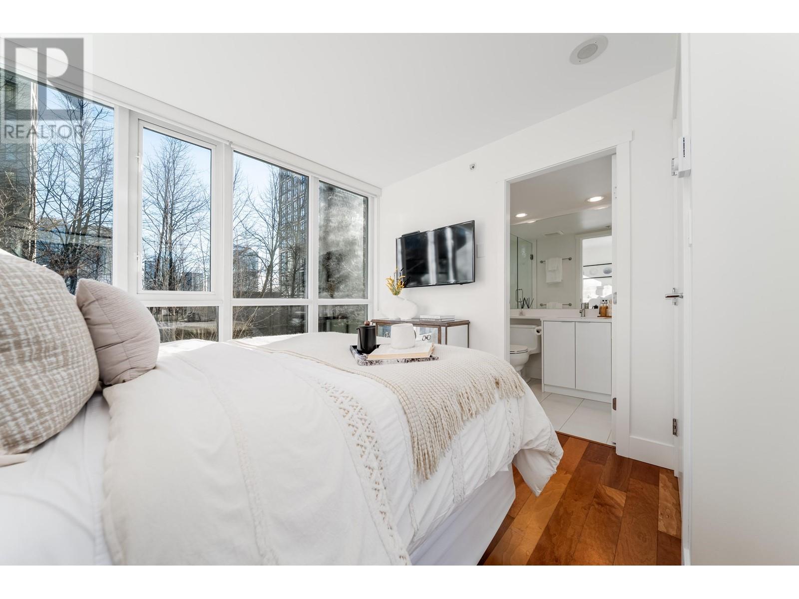 Listing Picture 13 of 40 : 1018 RICHARDS STREET, Vancouver / 溫哥華 - 魯藝地產 Yvonne Lu Group - MLS Medallion Club Member