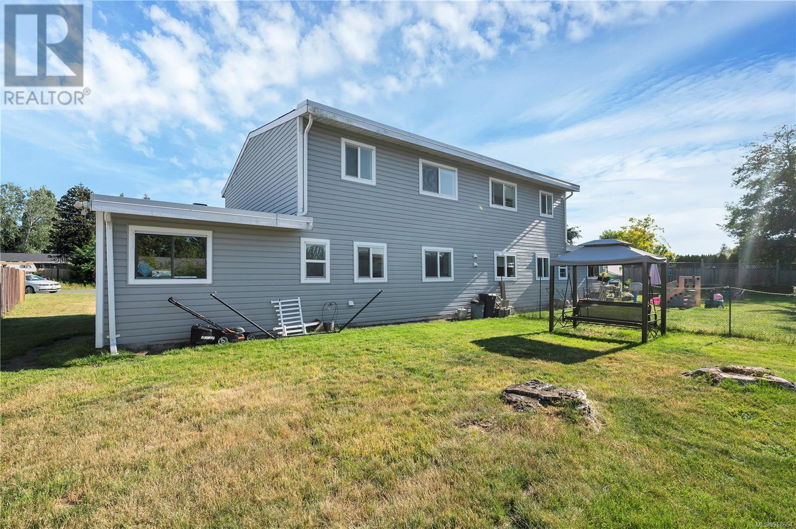 Property at A 925 Watson Cres image 2