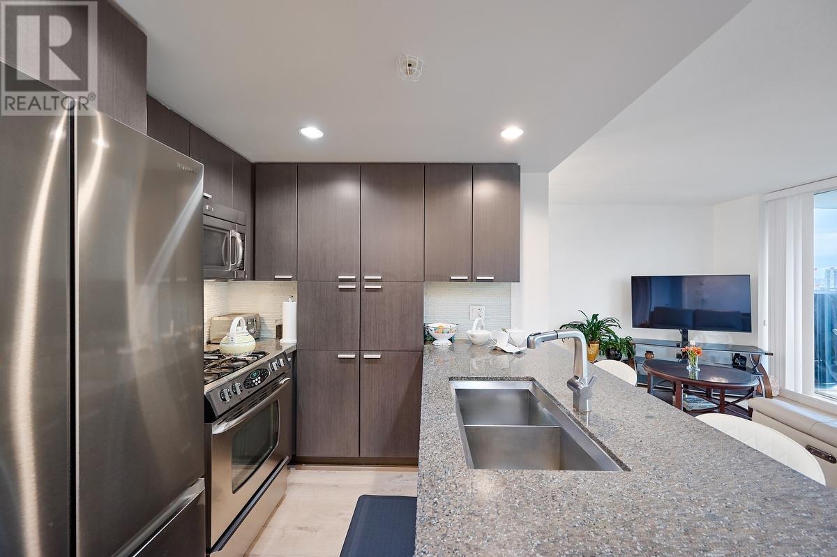Listing Picture 4 of 22 : 1605 2200 DOUGLAS ROAD, Burnaby / 本拿比 - 魯藝地產 Yvonne Lu Group - MLS Medallion Club Member