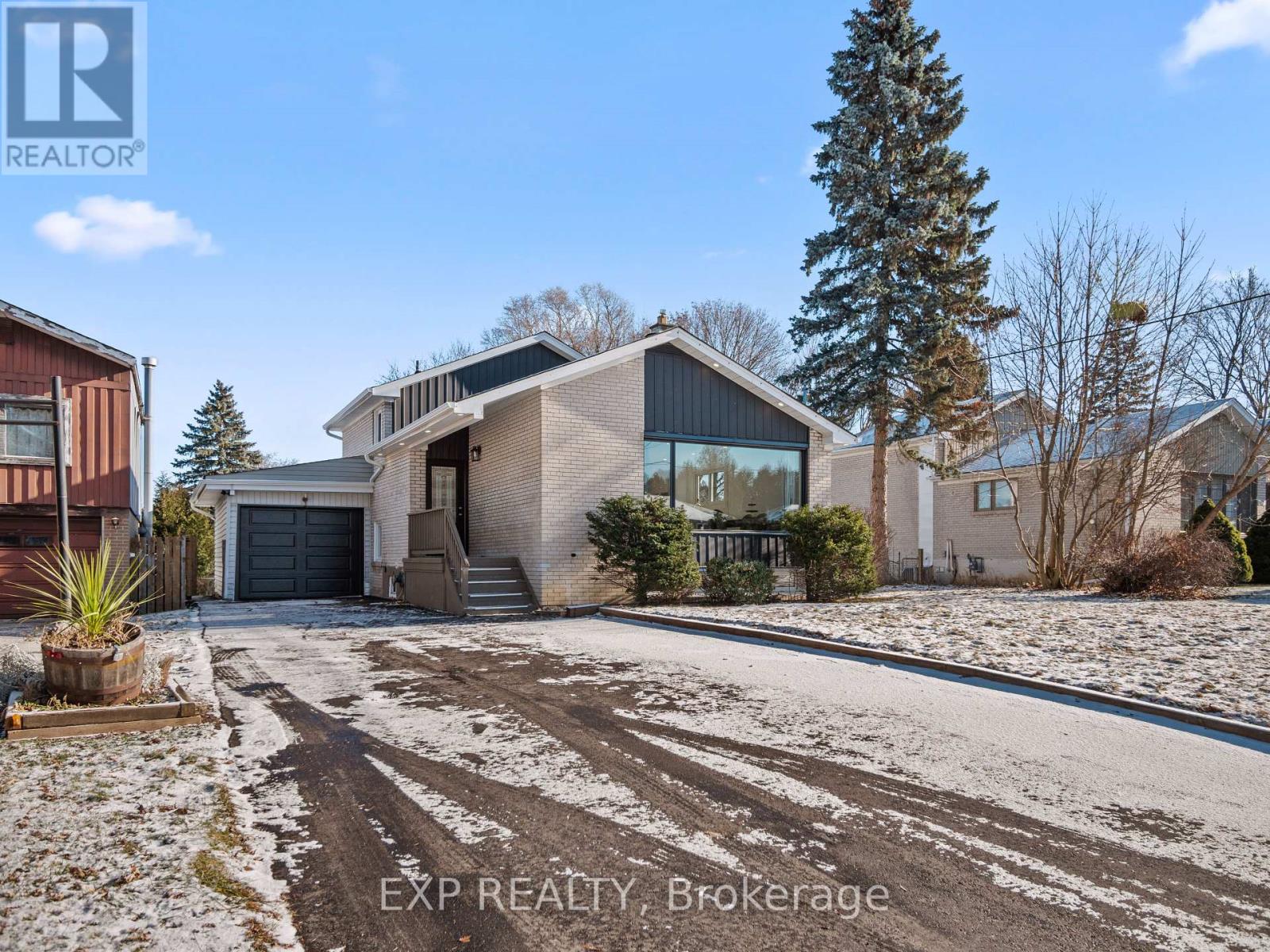 11 WEBSTER DRIVE, Aurora, Ontario