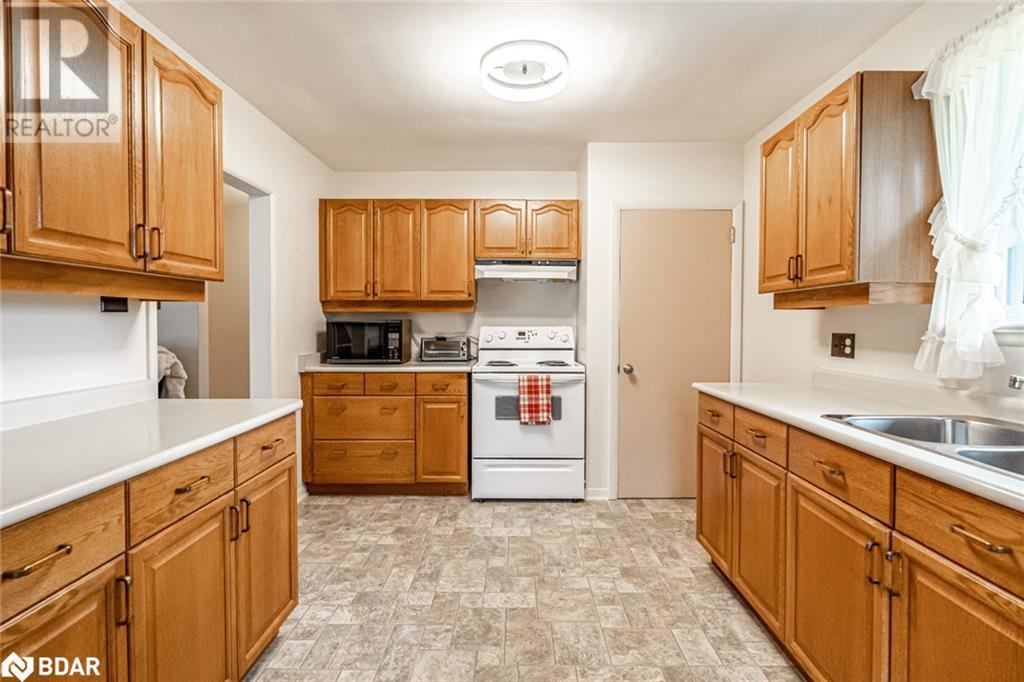 18 Calverley Street, Orillia, Ontario  L3V 3T4 - Photo 3 - 40681195