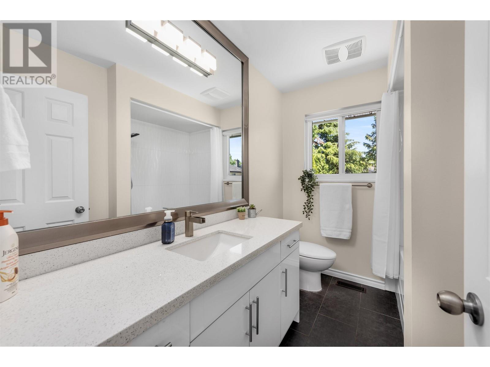 Listing Picture 17 of 33 : 9611 MCBURNEY DRIVE, Richmond / 烈治文 - 魯藝地產 Yvonne Lu Group - MLS Medallion Club Member