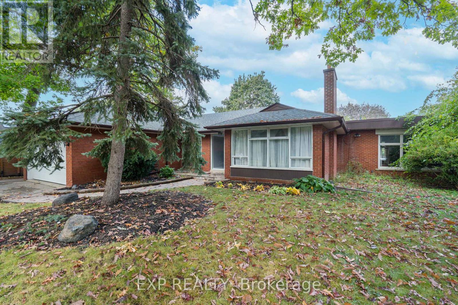 39 Farningham Crescent, Toronto, Ontario  M9B 3B4 - Photo 3 - W11900490