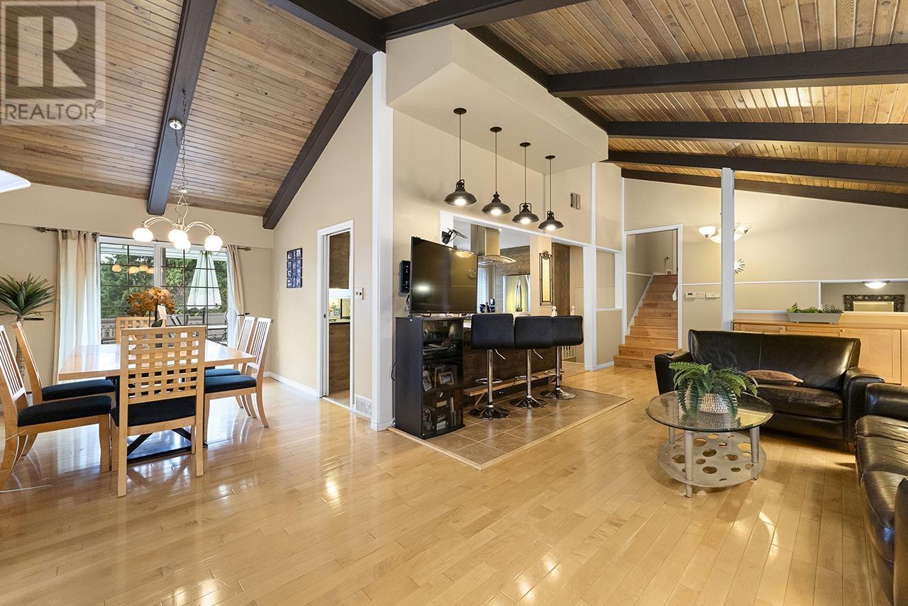 Listing Picture 3 of 33 : 6671 WOODVALE CRESCENT, Burnaby / 本拿比 - 魯藝地產 Yvonne Lu Group - MLS Medallion Club Member