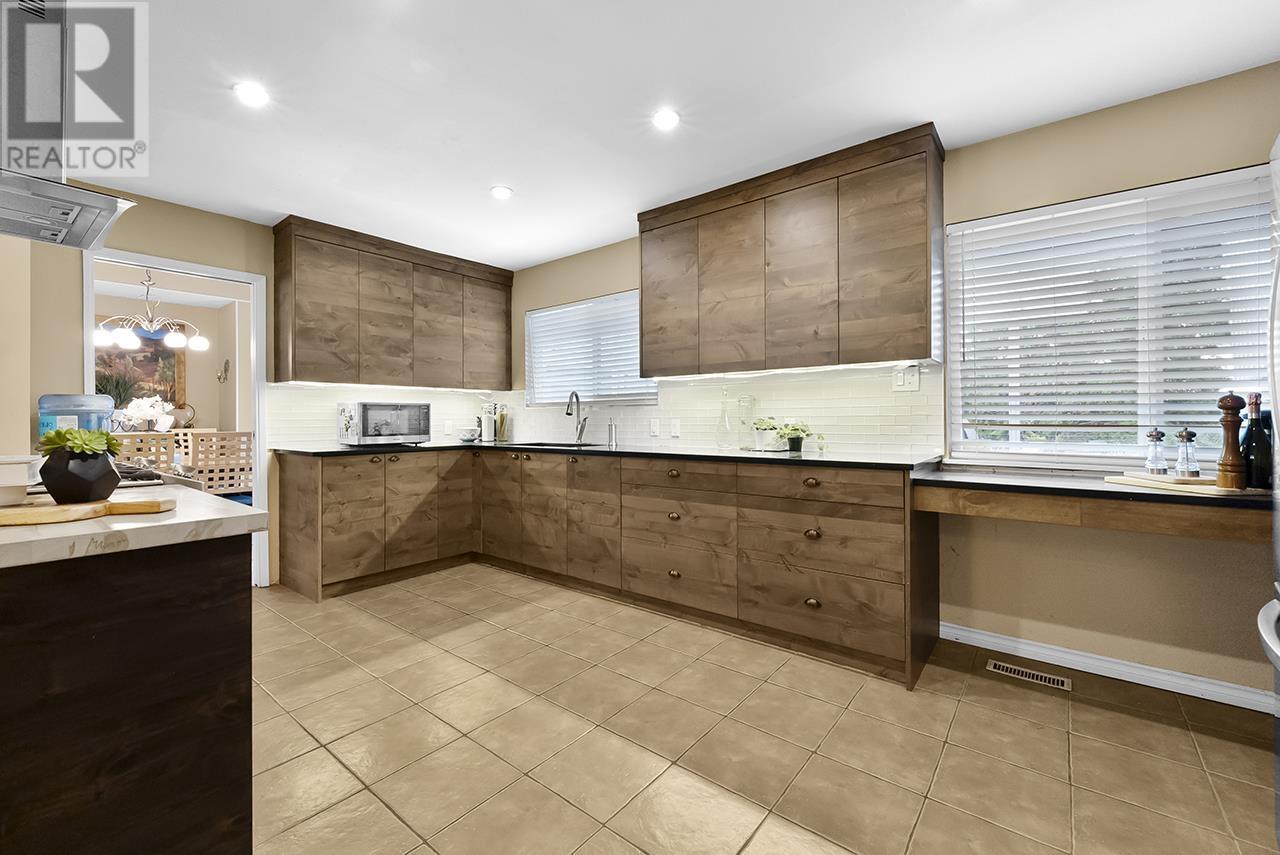 Listing Picture 5 of 33 : 6671 WOODVALE CRESCENT, Burnaby / 本拿比 - 魯藝地產 Yvonne Lu Group - MLS Medallion Club Member