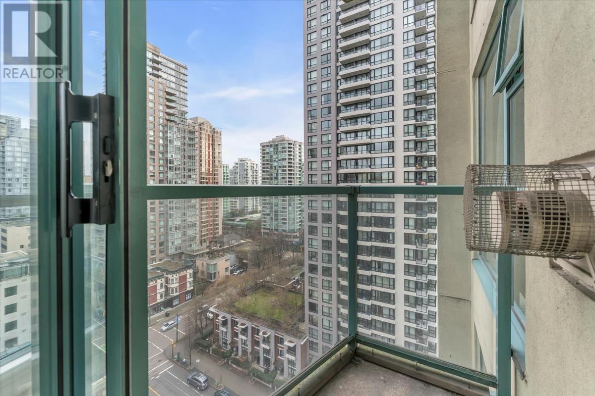 Listing Picture 22 of 28 : 1803 939 HOMER STREET, Vancouver / 溫哥華 - 魯藝地產 Yvonne Lu Group - MLS Medallion Club Member