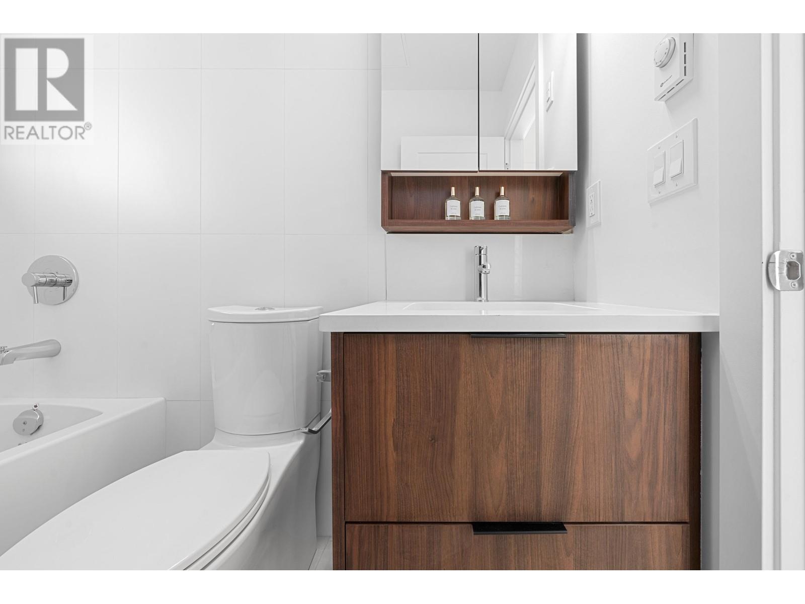 206 7161 17th Avenue, Burnaby, British Columbia  V3N 1K8 - Photo 6 - R2951519