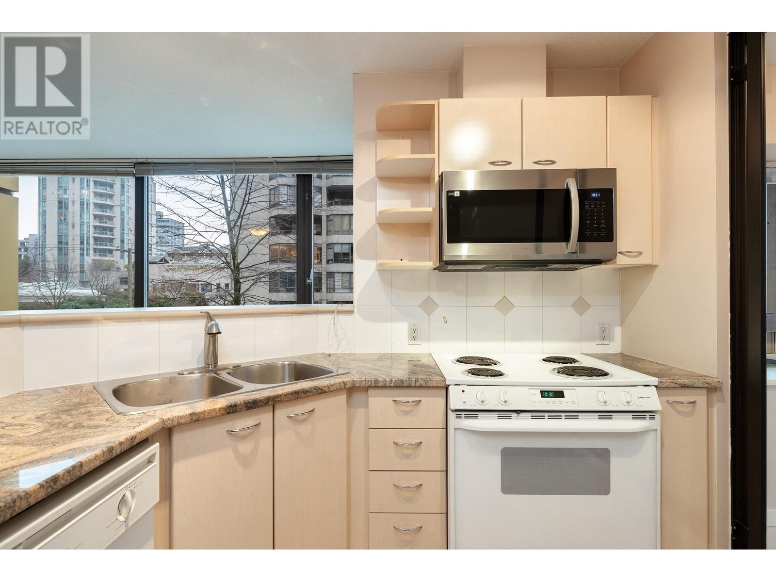 Listing Picture 13 of 22 : 402 1367 ALBERNI STREET, Vancouver / 溫哥華 - 魯藝地產 Yvonne Lu Group - MLS Medallion Club Member