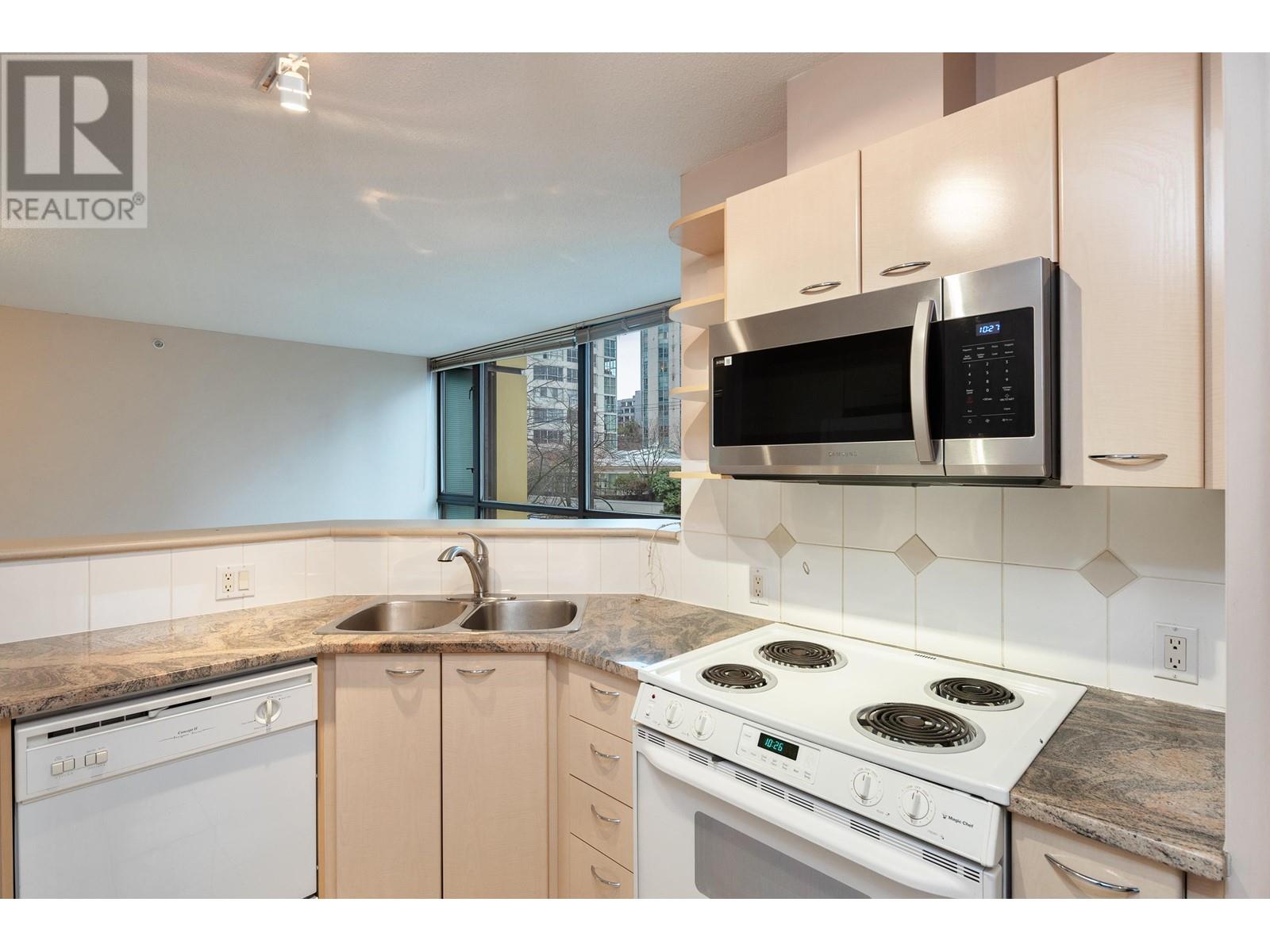 Listing Picture 12 of 22 : 402 1367 ALBERNI STREET, Vancouver / 溫哥華 - 魯藝地產 Yvonne Lu Group - MLS Medallion Club Member