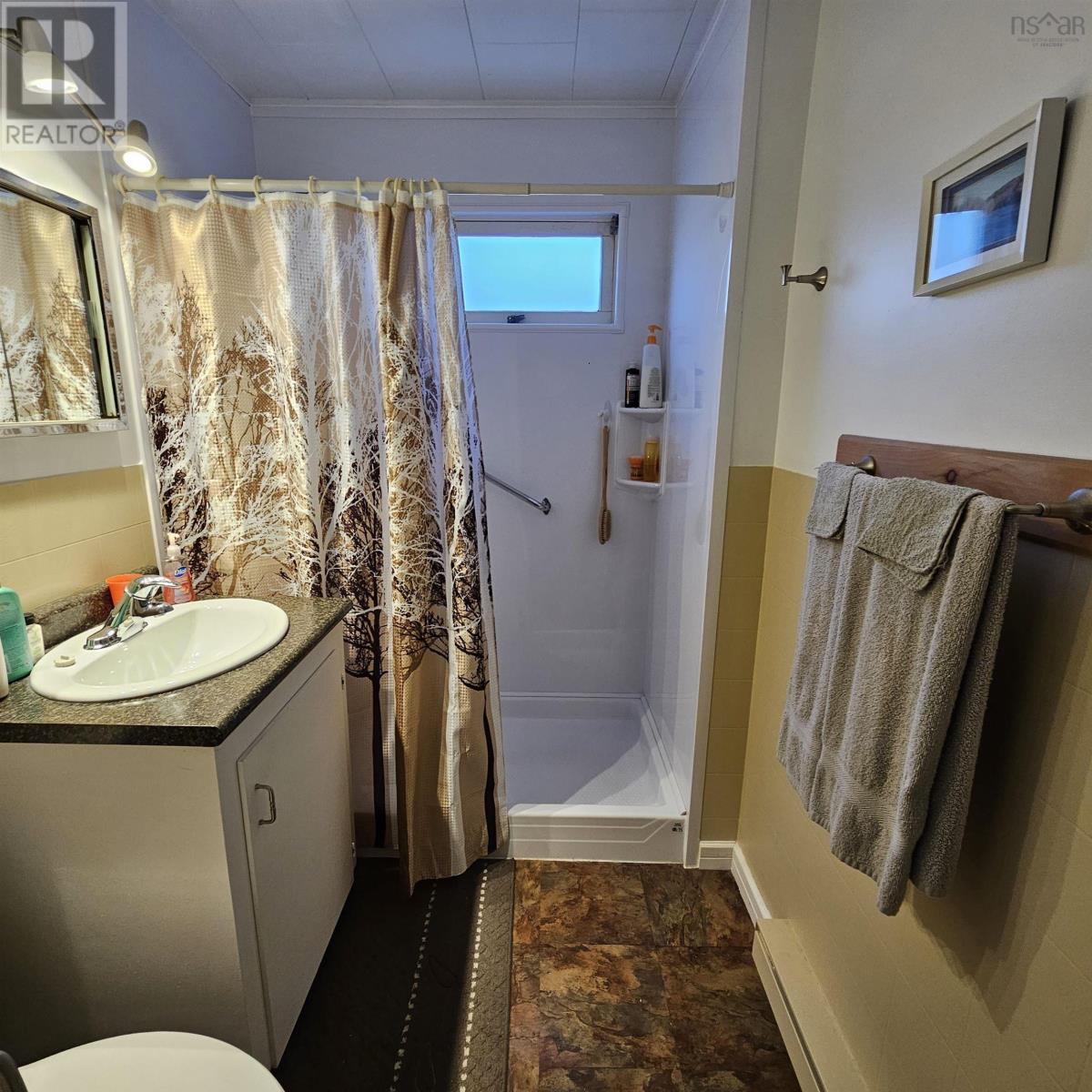 38 Elizabeth Avenue, Bridgewater, Nova Scotia  B4V 1M2 - Photo 14 - 202428384