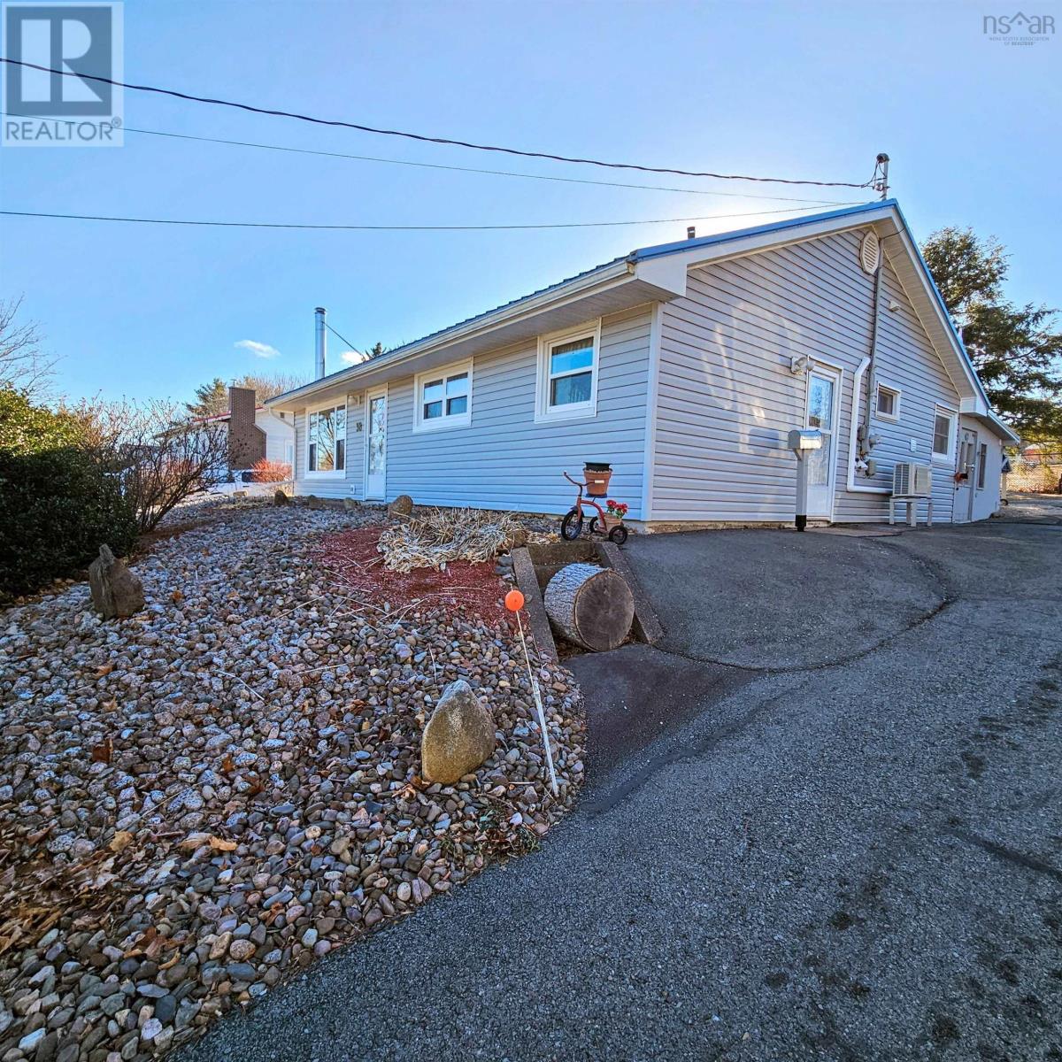 38 Elizabeth Avenue, Bridgewater, Nova Scotia  B4V 1M2 - Photo 2 - 202428384