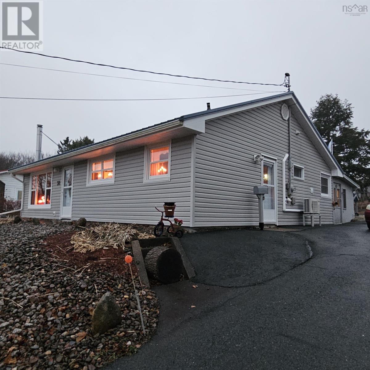 38 Elizabeth Avenue, Bridgewater, Nova Scotia  B4V 1M2 - Photo 3 - 202428384