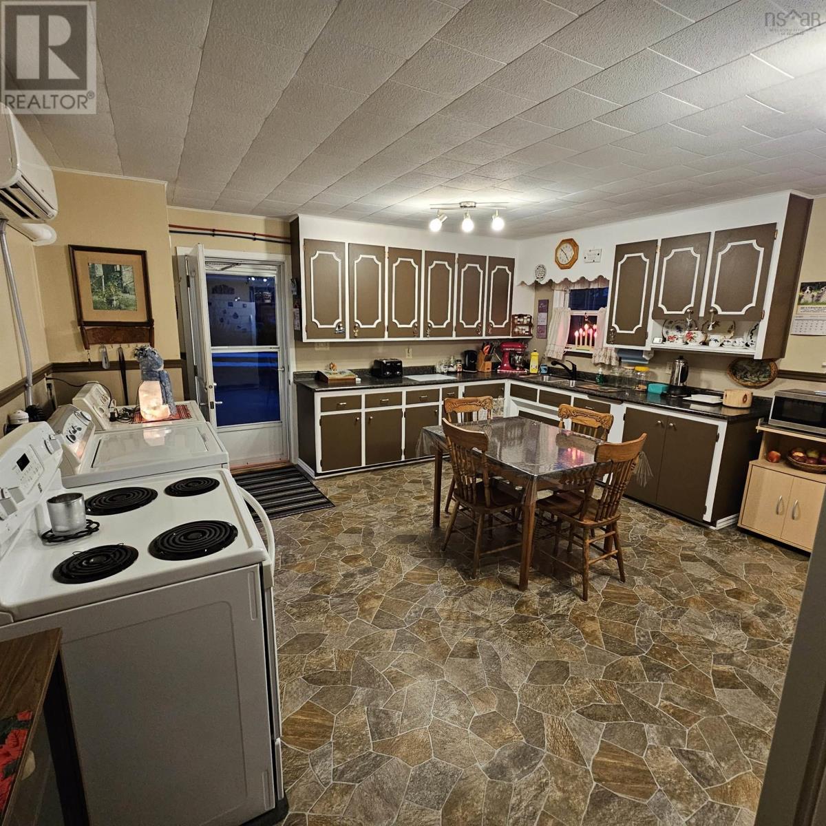 38 Elizabeth Avenue, Bridgewater, Nova Scotia  B4V 1M2 - Photo 7 - 202428384