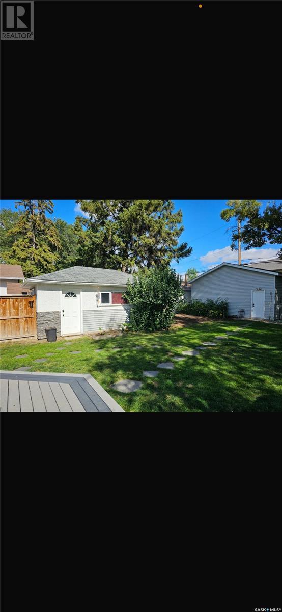 2417 Clarence Avenue S, Saskatoon, Saskatchewan  S7J 3L8 - Photo 39 - SK990300