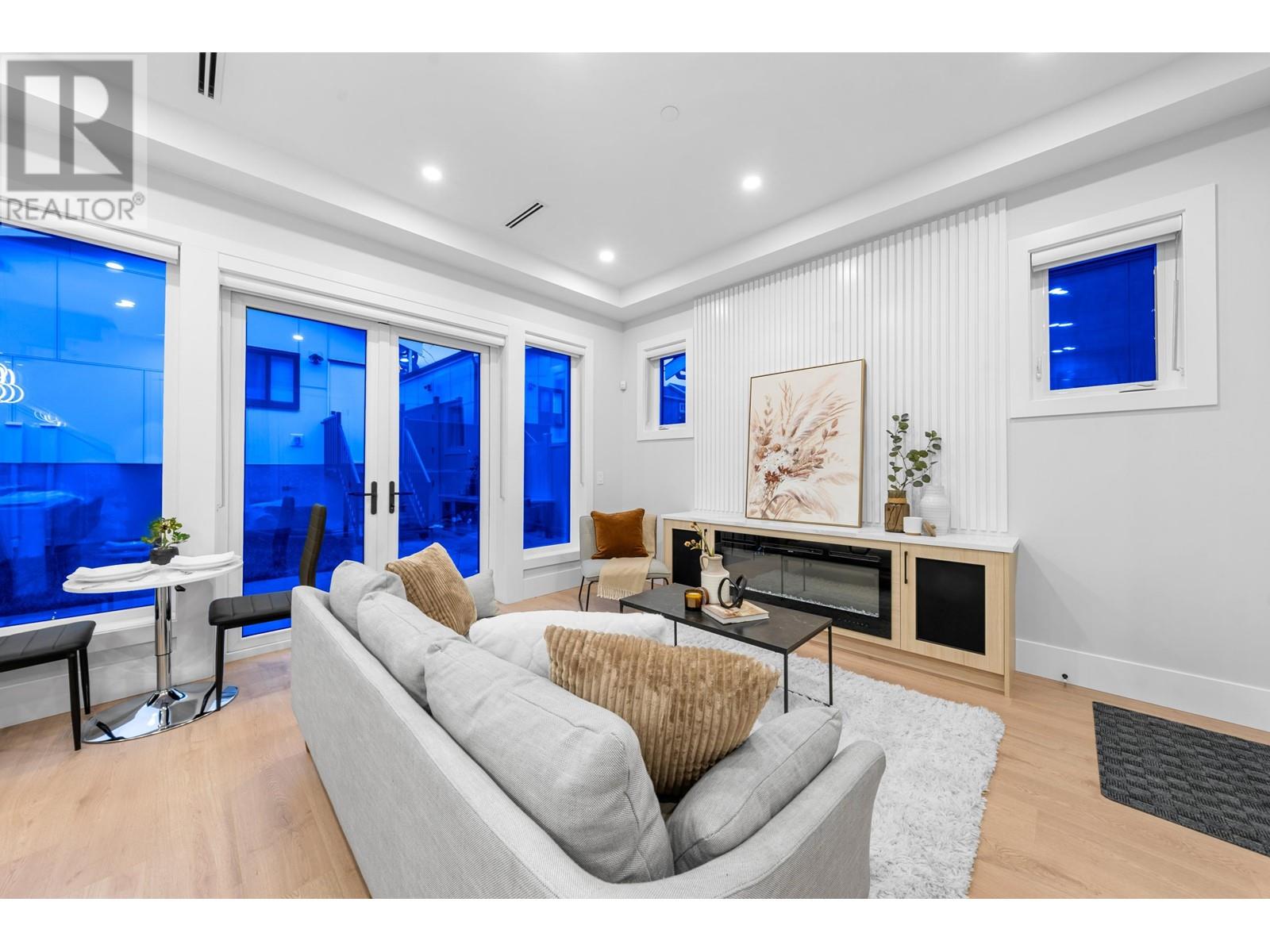 Listing Picture 2 of 35 : 2707 E 26TH AVENUE, Vancouver / 溫哥華 - 魯藝地產 Yvonne Lu Group - MLS Medallion Club Member