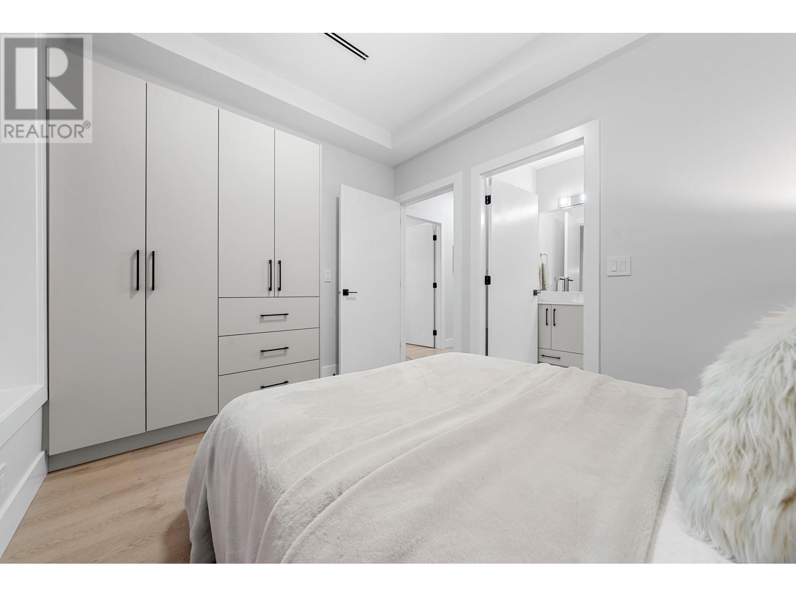 Listing Picture 23 of 35 : 2707 E 26TH AVENUE, Vancouver / 溫哥華 - 魯藝地產 Yvonne Lu Group - MLS Medallion Club Member