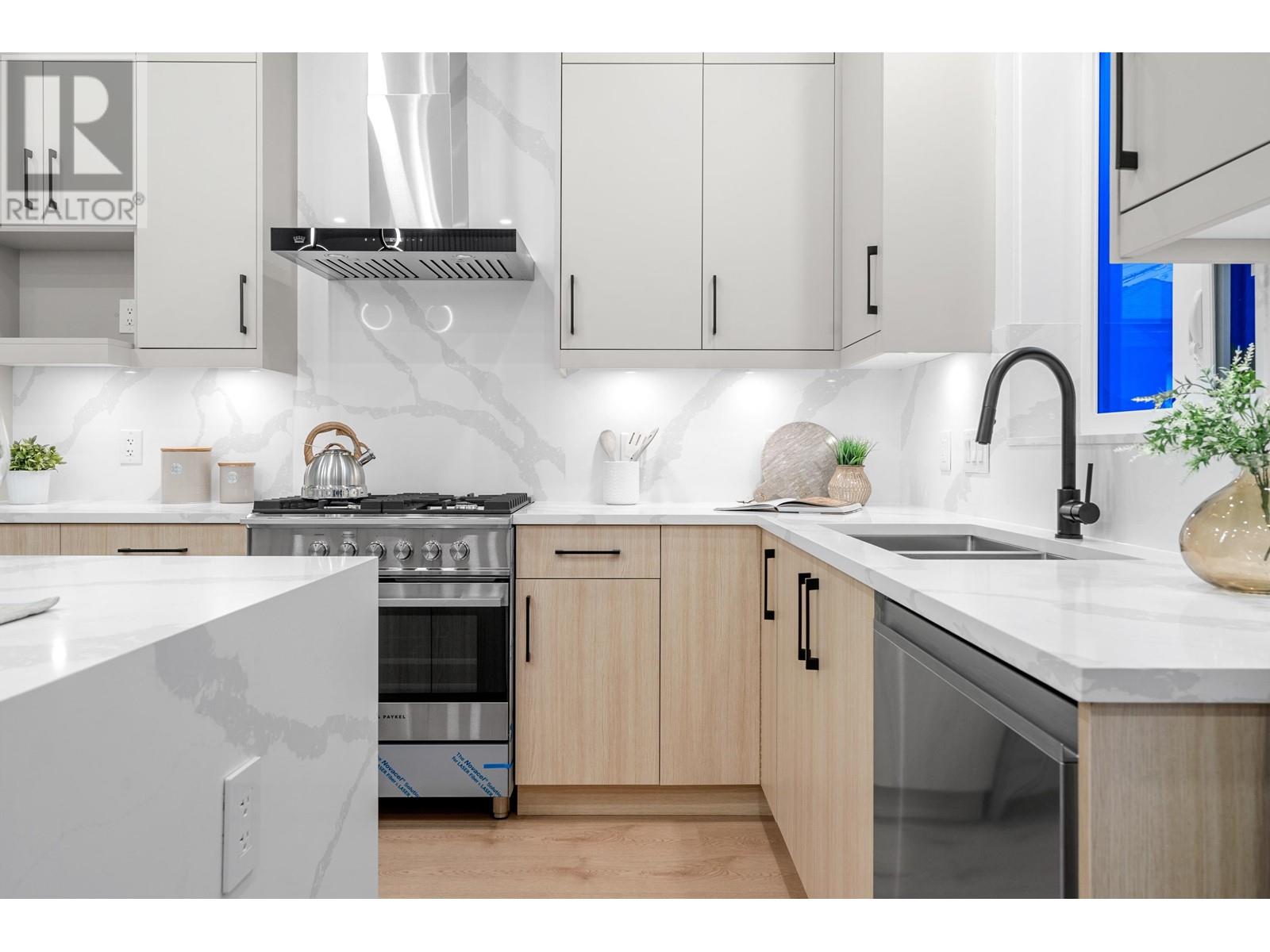 Listing Picture 9 of 35 : 2707 E 26TH AVENUE, Vancouver / 溫哥華 - 魯藝地產 Yvonne Lu Group - MLS Medallion Club Member