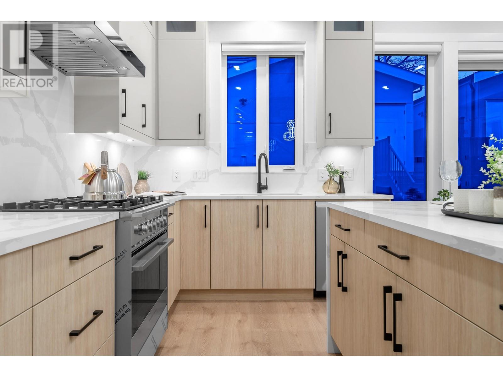 Listing Picture 15 of 35 : 2707 E 26TH AVENUE, Vancouver / 溫哥華 - 魯藝地產 Yvonne Lu Group - MLS Medallion Club Member