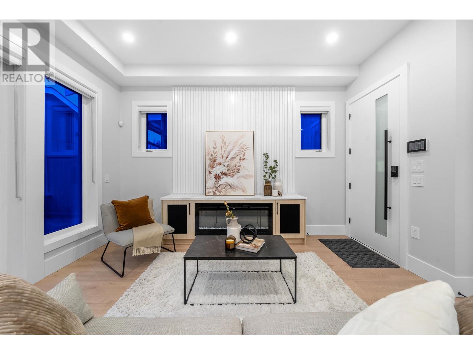 Listing Picture 3 of 35 : 2707 E 26TH AVENUE, Vancouver / 溫哥華 - 魯藝地產 Yvonne Lu Group - MLS Medallion Club Member