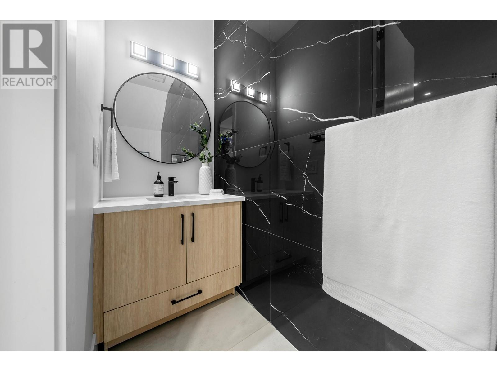 Listing Picture 35 of 35 : 2707 E 26TH AVENUE, Vancouver / 溫哥華 - 魯藝地產 Yvonne Lu Group - MLS Medallion Club Member