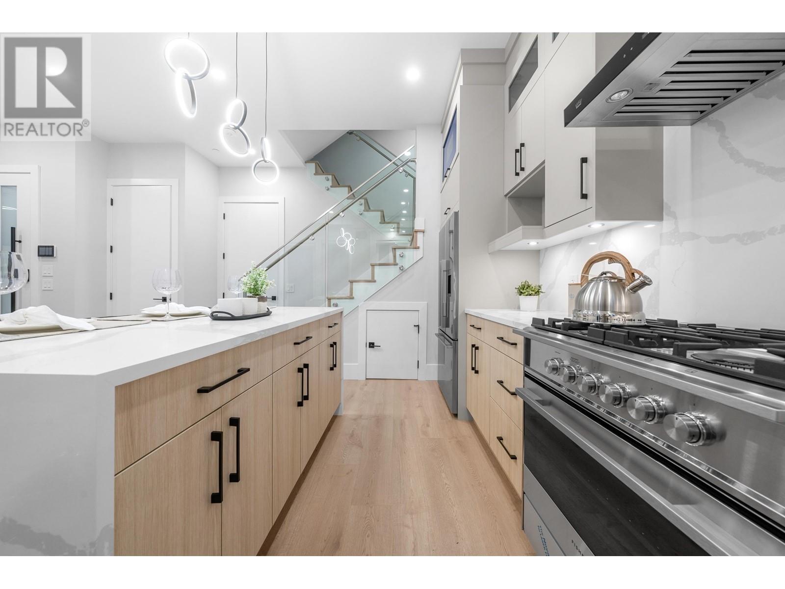 Listing Picture 14 of 35 : 2707 E 26TH AVENUE, Vancouver / 溫哥華 - 魯藝地產 Yvonne Lu Group - MLS Medallion Club Member