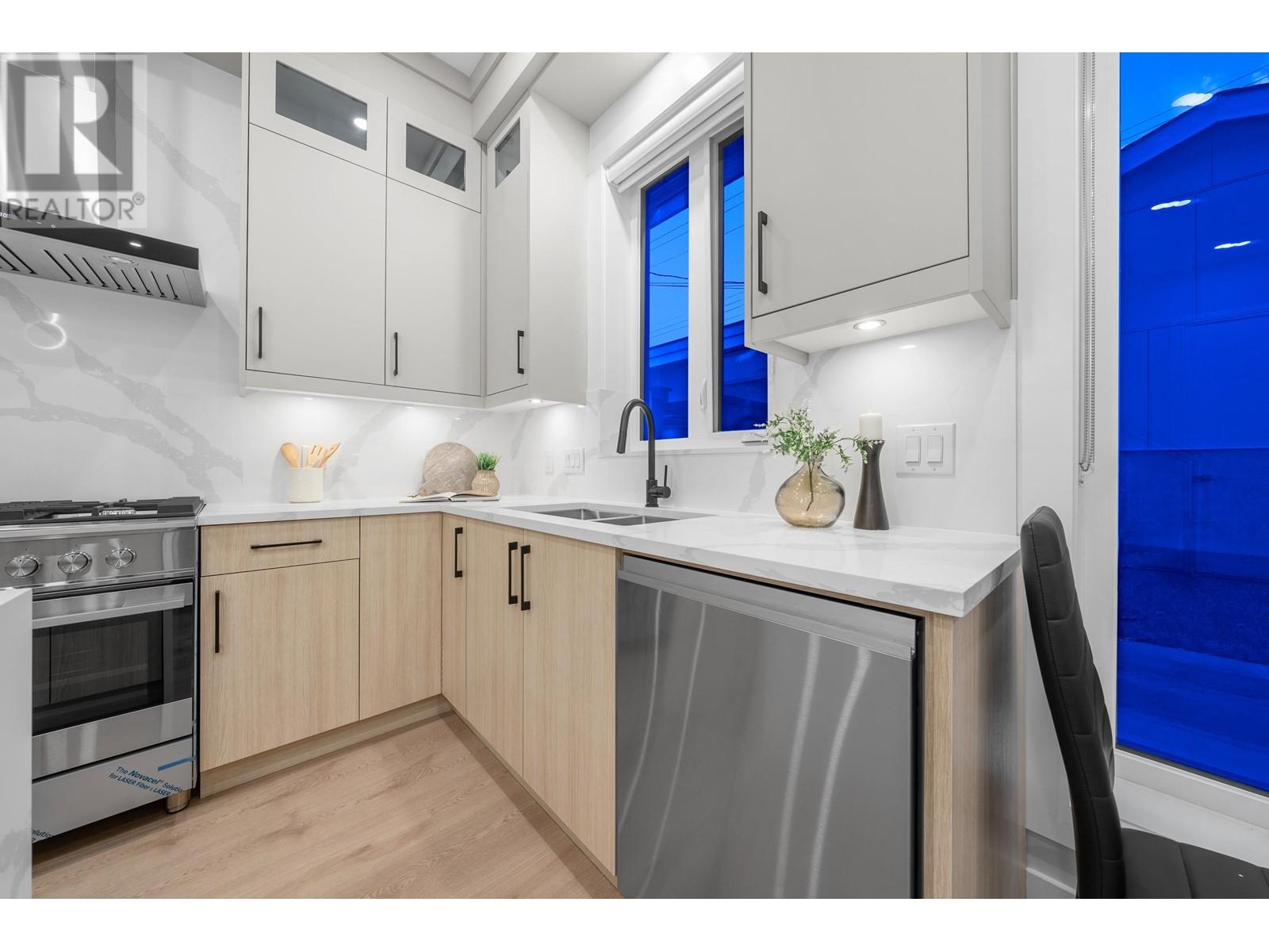 Listing Picture 12 of 35 : 2707 E 26TH AVENUE, Vancouver / 溫哥華 - 魯藝地產 Yvonne Lu Group - MLS Medallion Club Member