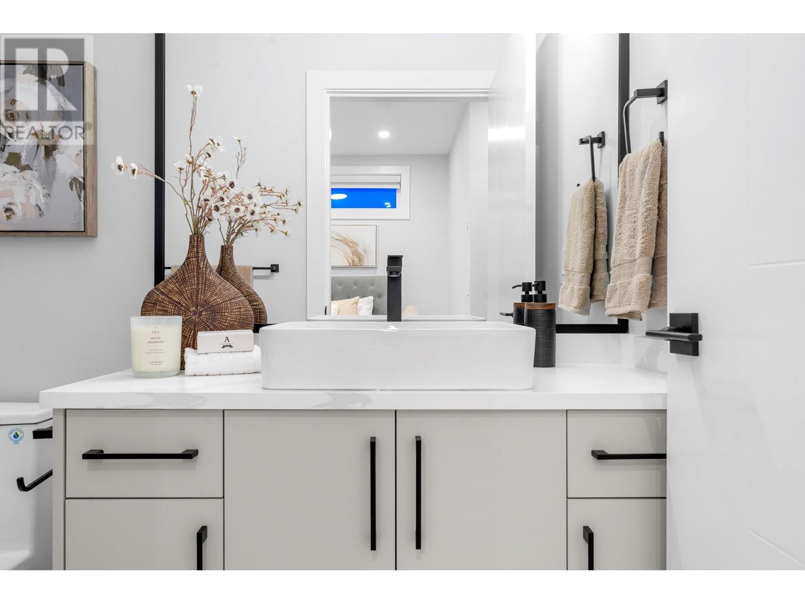 Listing Picture 32 of 35 : 2707 E 26TH AVENUE, Vancouver / 溫哥華 - 魯藝地產 Yvonne Lu Group - MLS Medallion Club Member