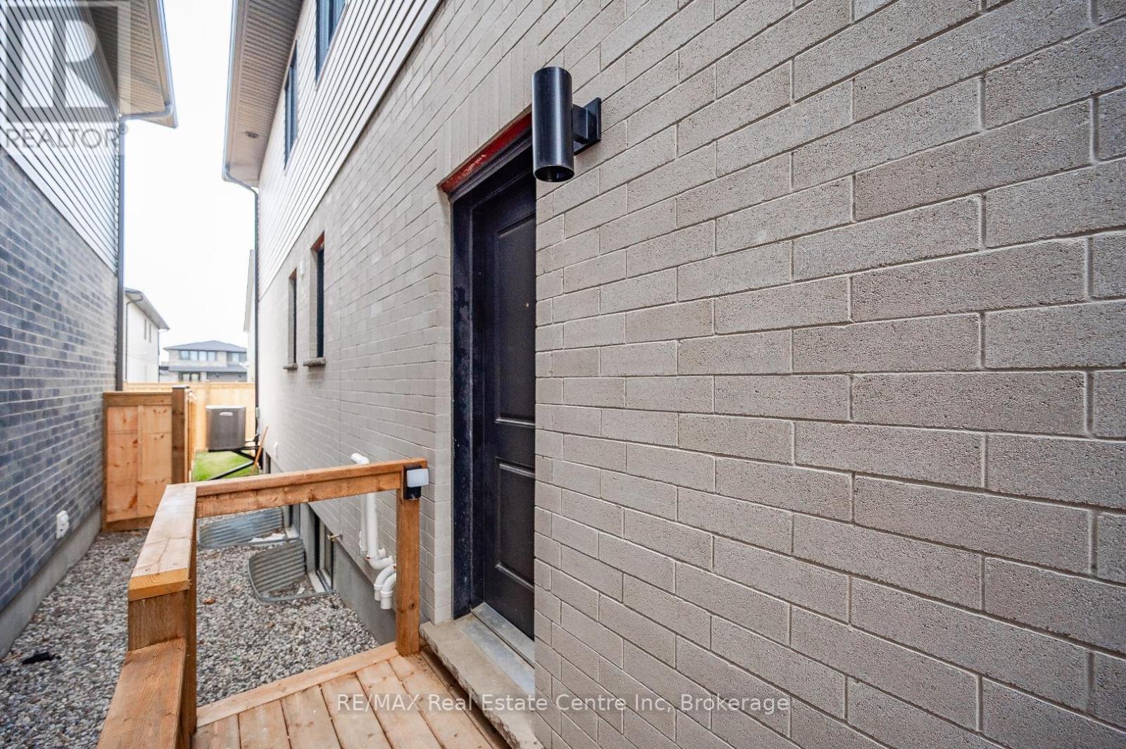 39 Lovett Lane, Guelph, Ontario  N1G 0H1 - Photo 2 - X11901401