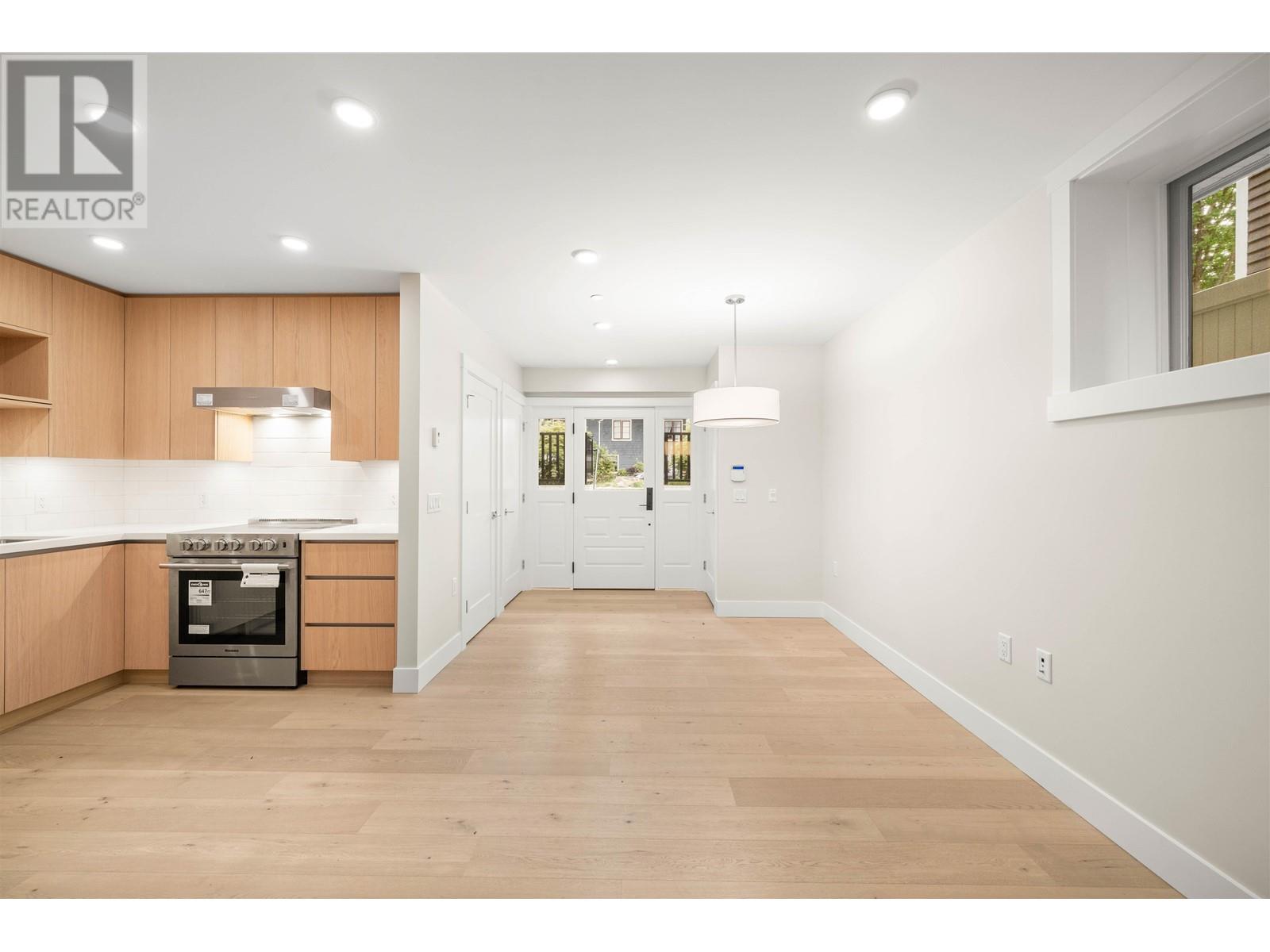 Listing Picture 2 of 5 : 1062 W 15TH AVENUE, Vancouver / 溫哥華 - 魯藝地產 Yvonne Lu Group - MLS Medallion Club Member