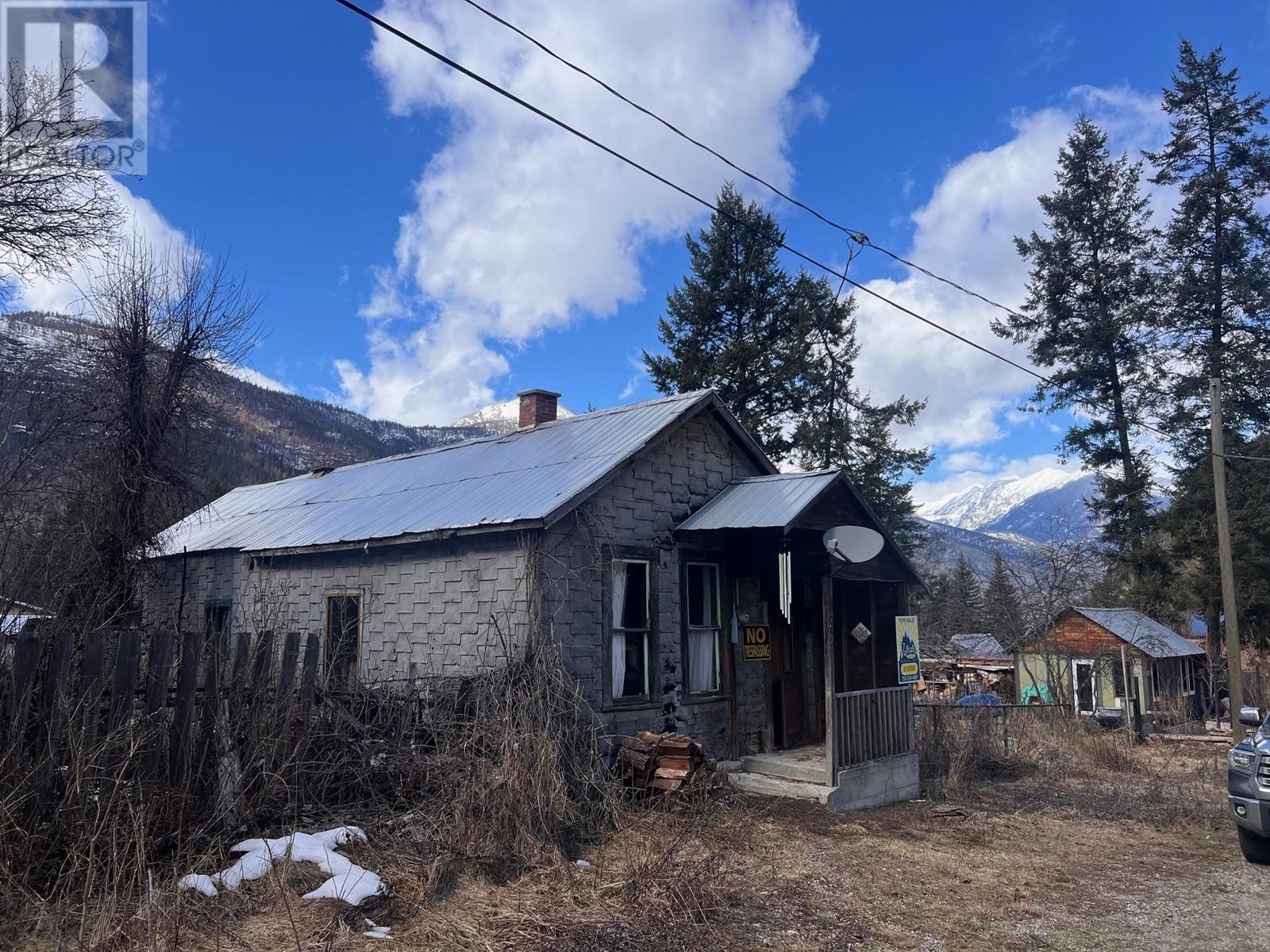 707 Park Street, slocan, British Columbia V0G2C0