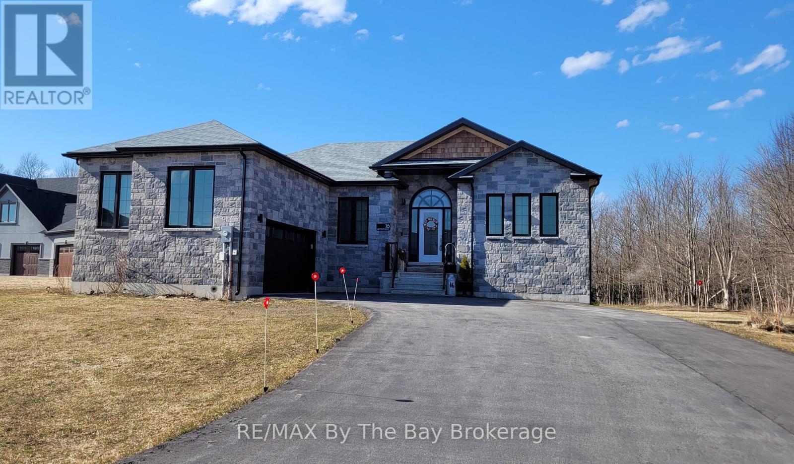16 WALNUT DRIVE, Wasaga Beach, Ontario