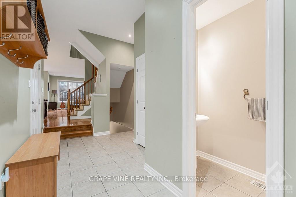 84 Furness Way, Ottawa, Ontario  K2G 7E4 - Photo 4 - X10744073