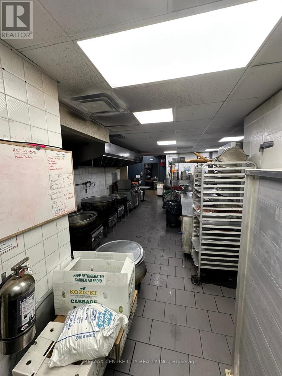 Property at 252 DUNDAS STREET E image 3