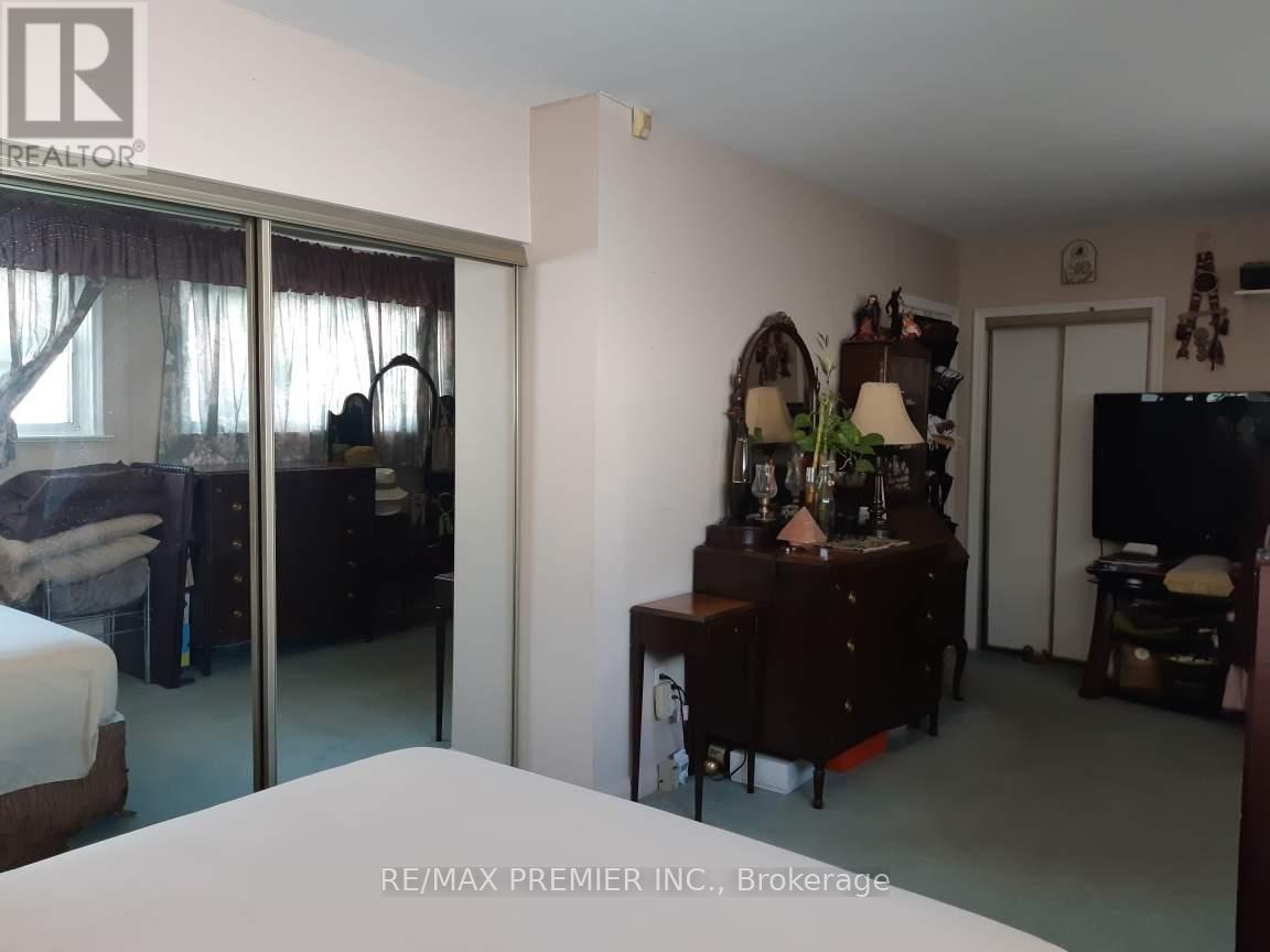 33 Pakenham Drive, Toronto, Ontario  M9W 4B2 - Photo 11 - W9261291
