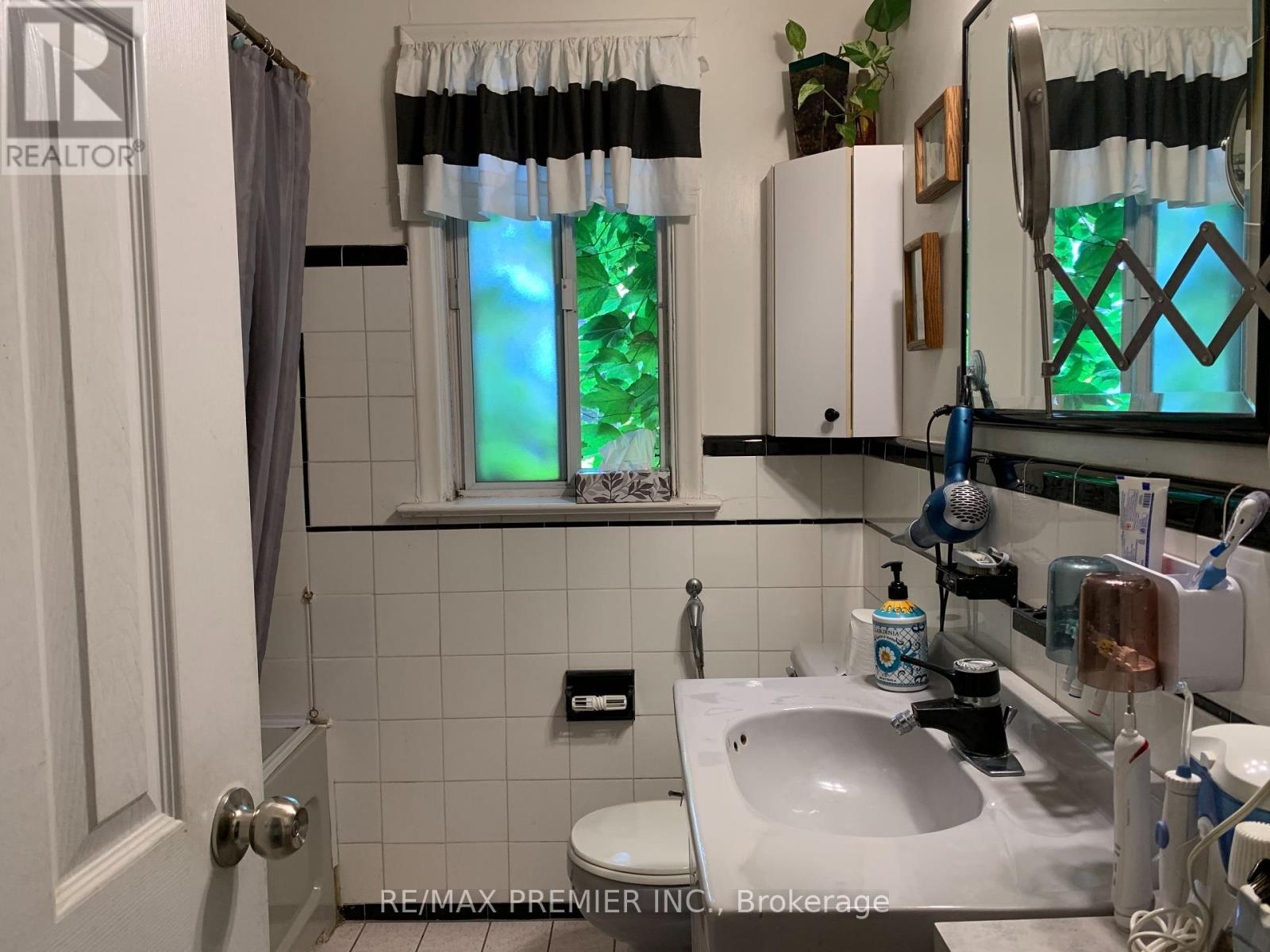 33 Pakenham Drive, Toronto, Ontario  M9W 4B2 - Photo 13 - W9261291