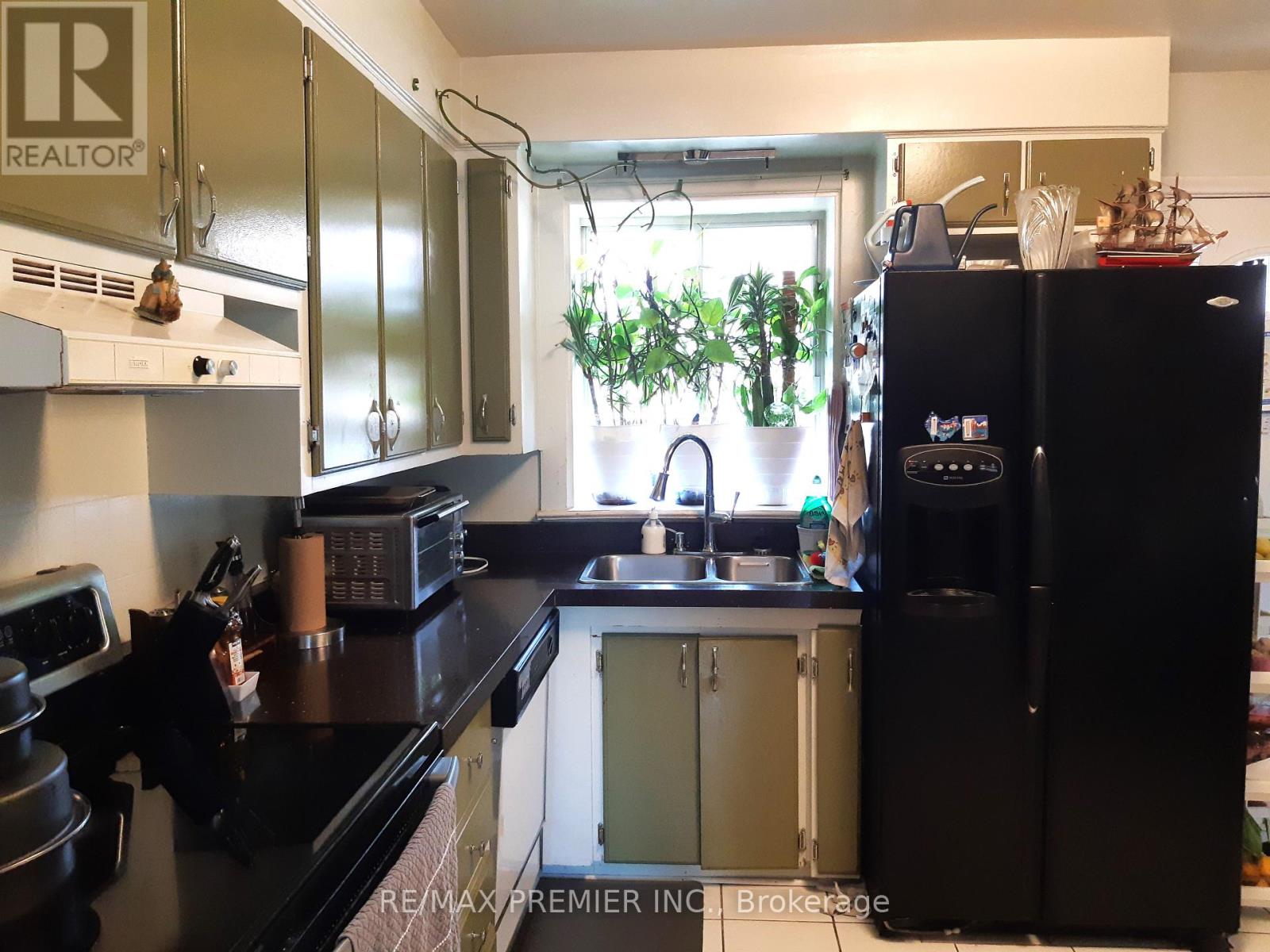 33 Pakenham Drive, Toronto, Ontario  M9W 4B2 - Photo 17 - W9261291