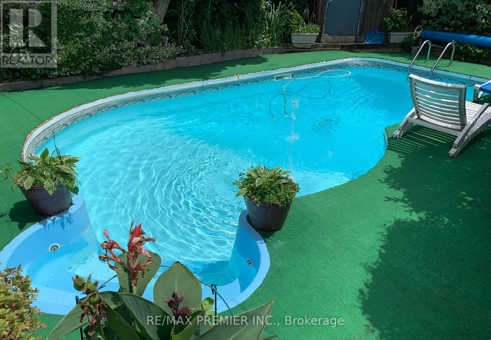 Property at 33 PAKENHAM DRIVE image 2