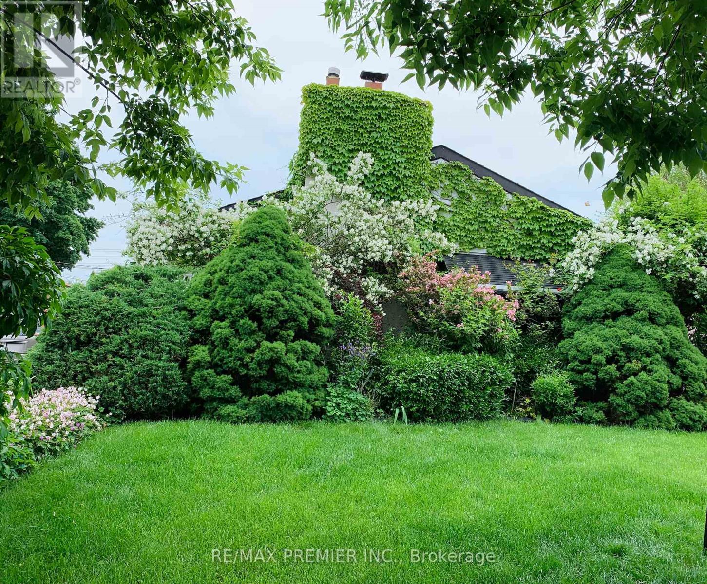 Property at 33 PAKENHAM DRIVE image 3