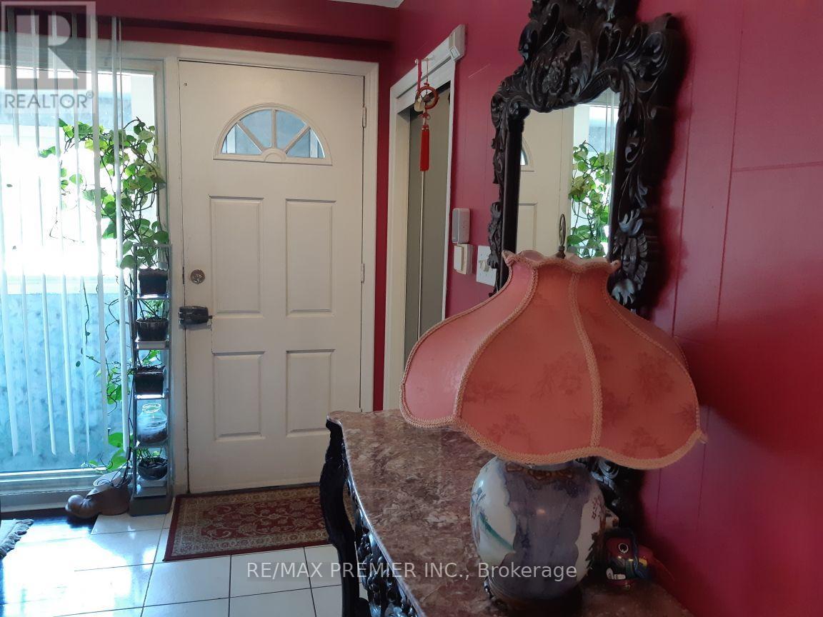 33 Pakenham Drive, Toronto, Ontario  M9W 4B2 - Photo 7 - W9261291