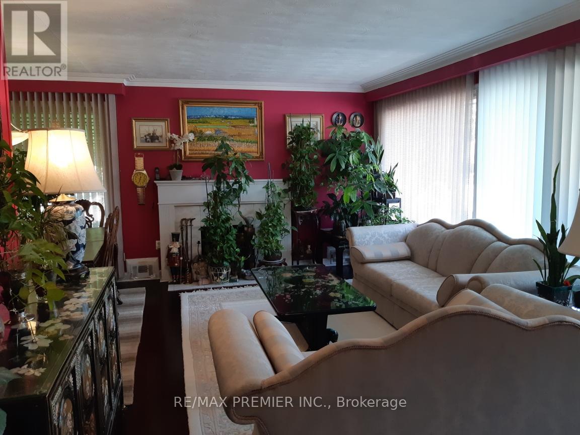 33 Pakenham Drive, Toronto, Ontario  M9W 4B2 - Photo 8 - W9261291