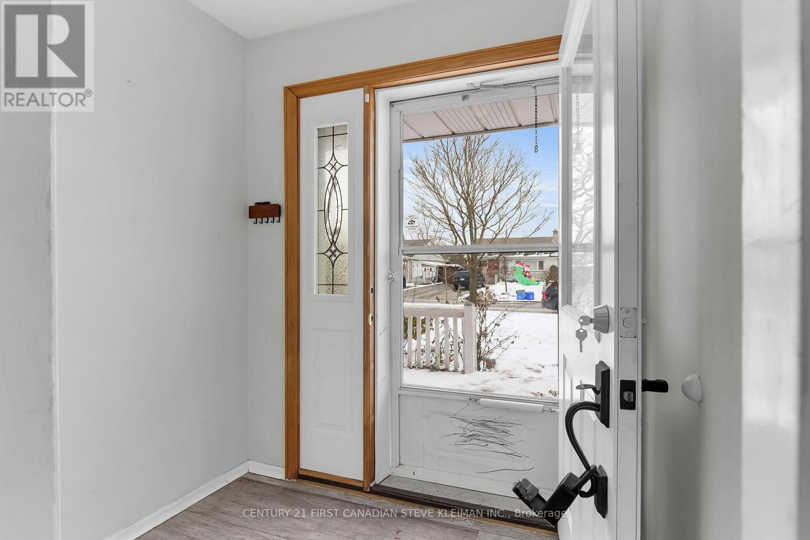 Property at 22 QUEENSTON CRESCENT image 4