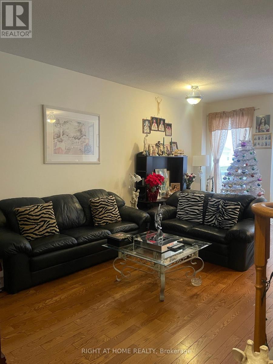 989 Ledbury Crescent, Mississauga, Ontario  L5V 2R3 - Photo 2 - W11902774