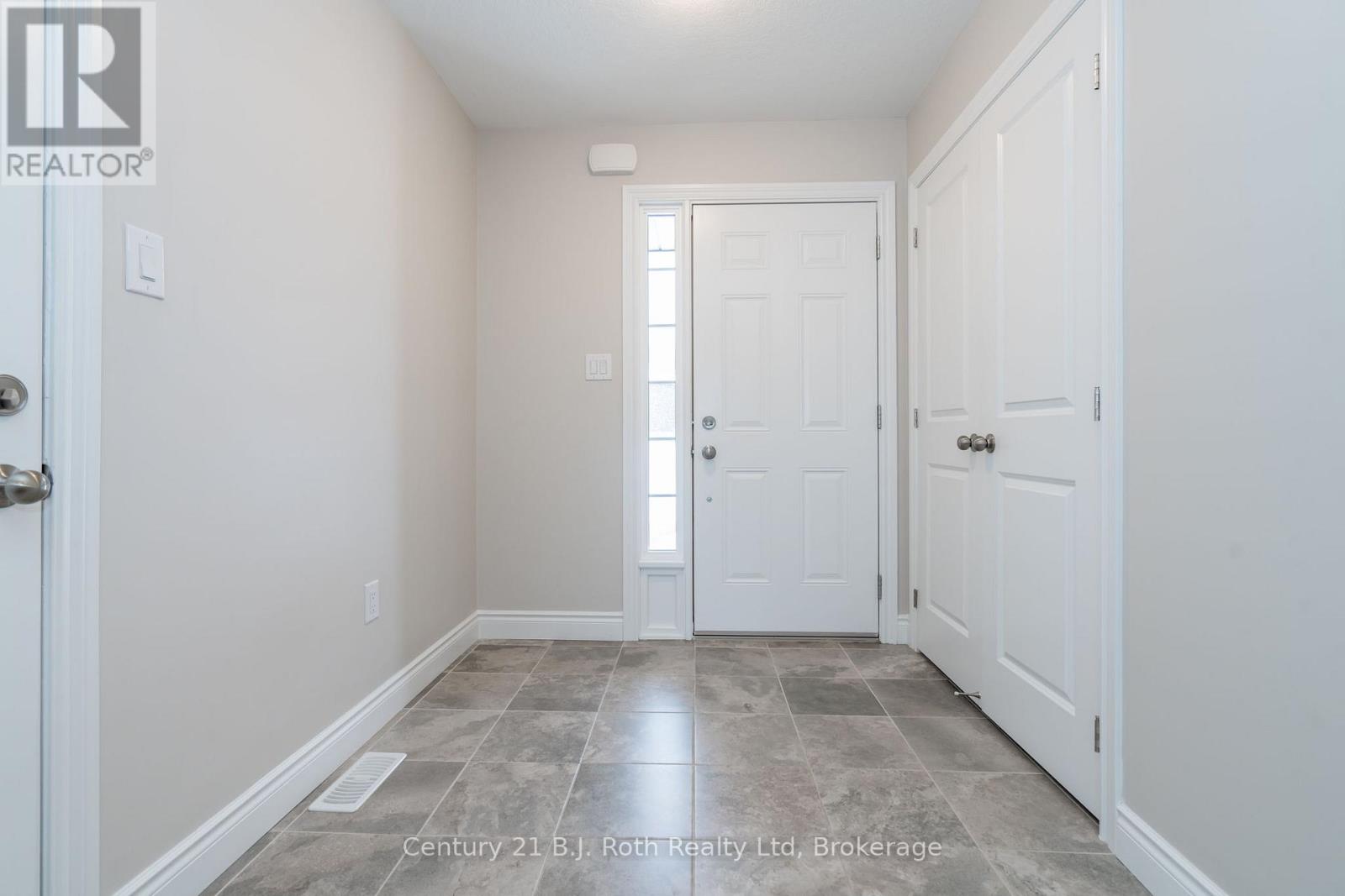 54 Hunter Avenue, Tay, Ontario  L0K 2A0 - Photo 3 - S11902963