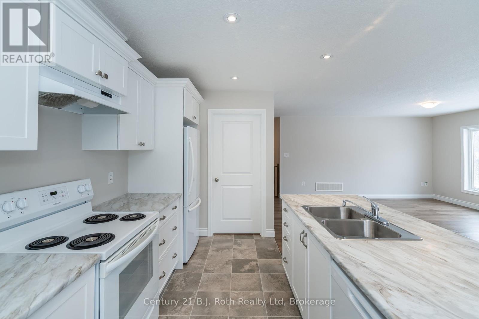 54 Hunter Avenue, Tay, Ontario  L0K 2A0 - Photo 8 - S11902963